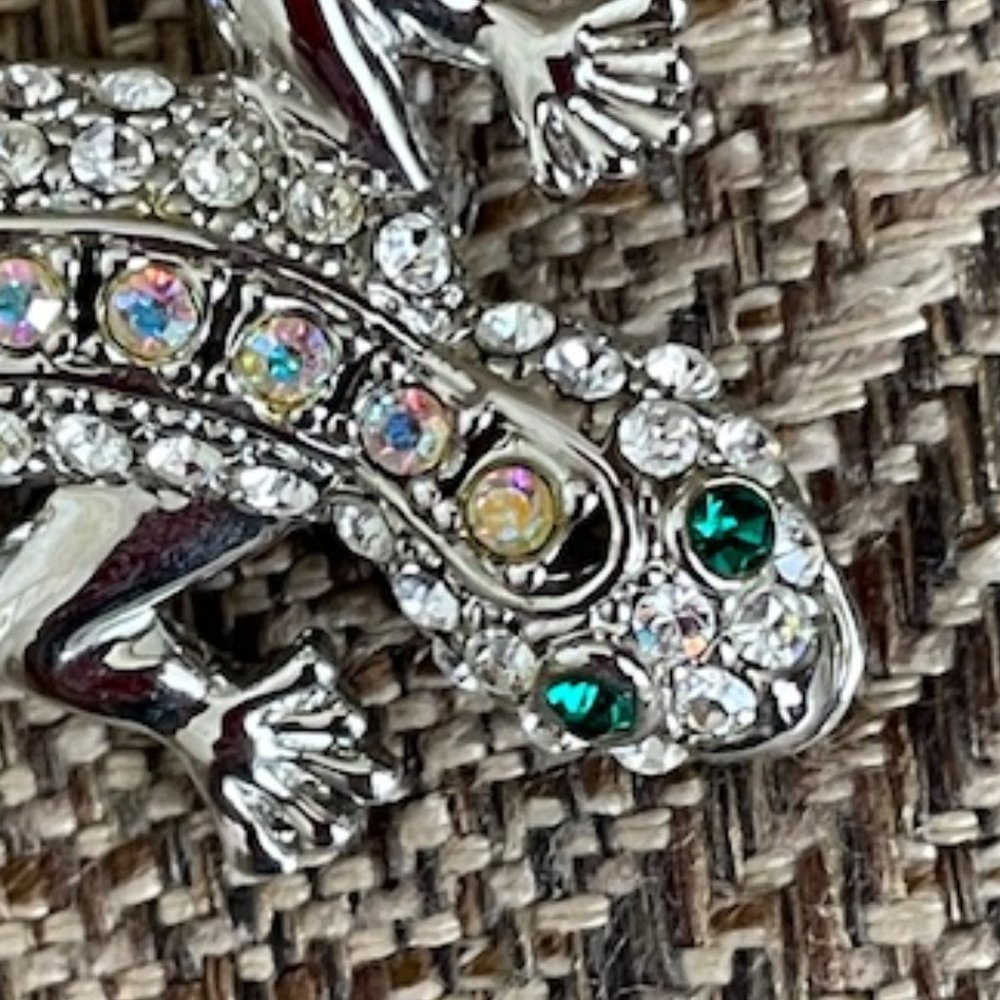 Silver tone Lizard pin-Green eyes and clear stones